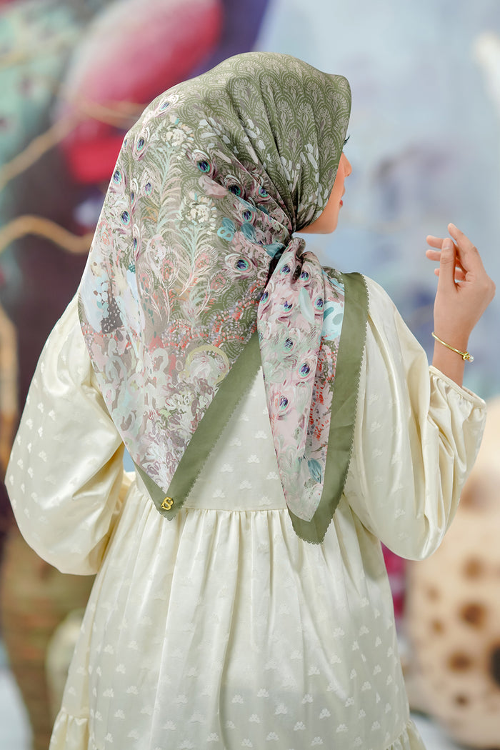 The Ederra Satin Square - Pickle