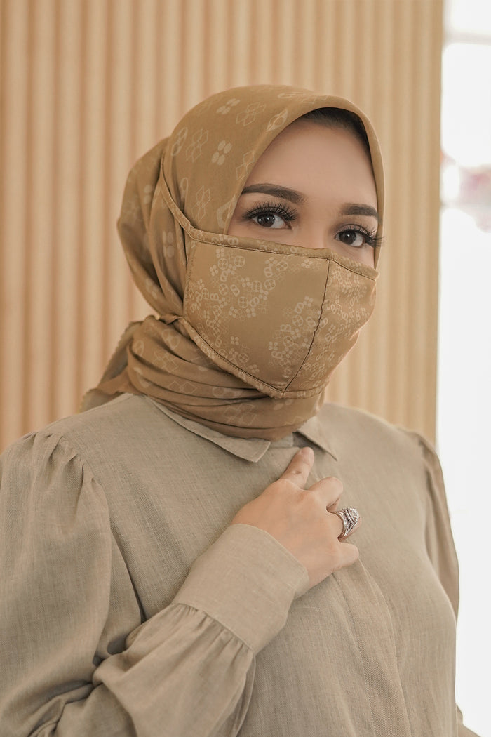 The Monogram Padded Mask - Caramel