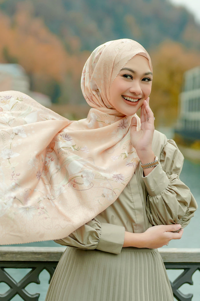 The Nada Satin Shawl - Mi