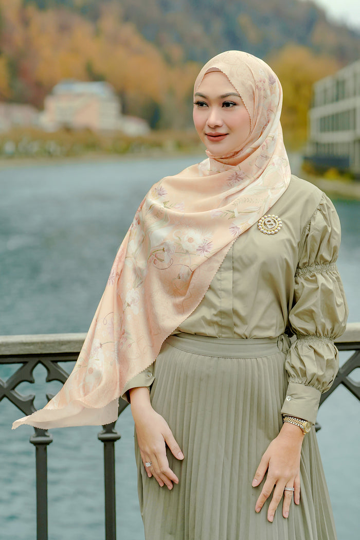 The Nada Satin Shawl - Mi