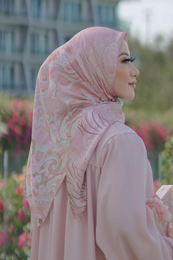 The Wave Satin Square in Sweety